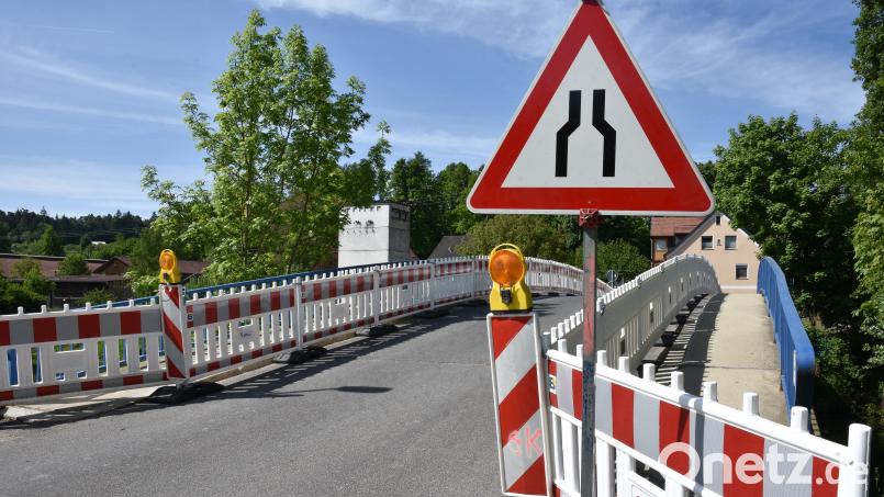 Die Brücke in Lengenfeld (Kümmersbruck) ist so marode, dass jetzt Sicherheitsmaßnahmen nötig wurden: Die Fahrbahn wurde so verengt, dass Begegnungsverkehr nicht mehr möglich ist. Bild: Stephan Huber