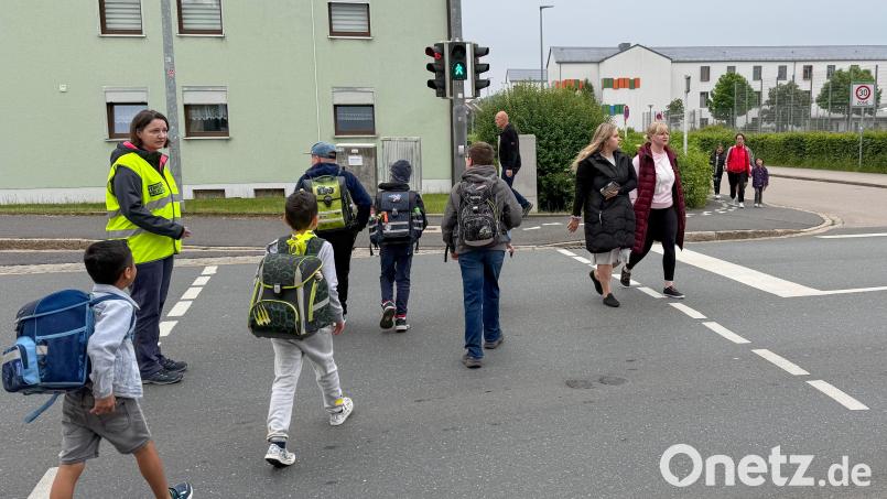 Auf dem Weg zur Pestalozzischule gelangen die Grundschüler dank Fußgängerampel und Schülerlotsin sicher über die B14/Hofgartenstraße. Bild: Petra Hartl