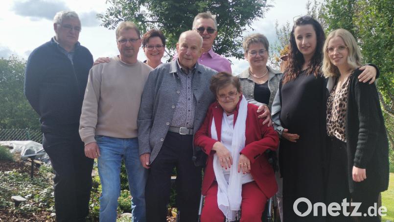 Der Jubilar Georg Brehm mit seiner Lebensgefährtin Rosi, seiner Familie, Pfarrer Eugen Wismeth und Bürgermeisterin Sonja Meier. Bild: amö