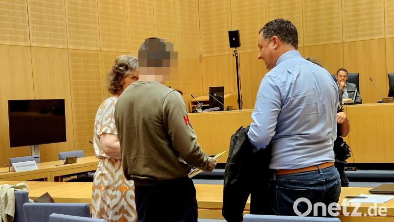 Erikas G. (im dunkelgrünen Pullover) ist wieder ein freier Mann. Nach dem Urteil spricht er mithilfe seiner Dolmetscherin (links) mit Anwalt Maximilian Schewe. Bild: blf