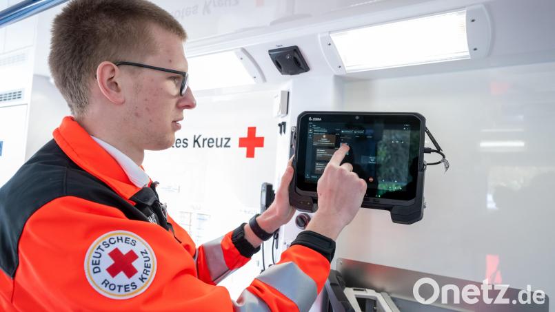 Ein Rettungssanitäter arbeitet an einem Tablet. Als erster von insgesamt drei Standorten ging der Telenotarzt-Standort Ost in Bogen in Betrieb. Das Digitalprojekt verbessert die Notfallversorgung in acht Rettungsdienstbereichen. Bild: Armin Weigel/dpa