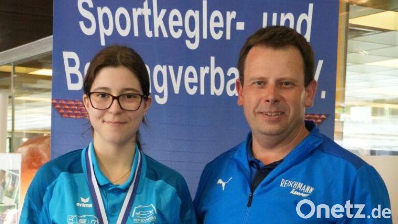 Die bayerische U23-Vizemeisterin Julia-Sophia Feit mit dem Vizepräsidenten BSKV Sport Michael Hofmann. Bild: Uwe Rupprecht