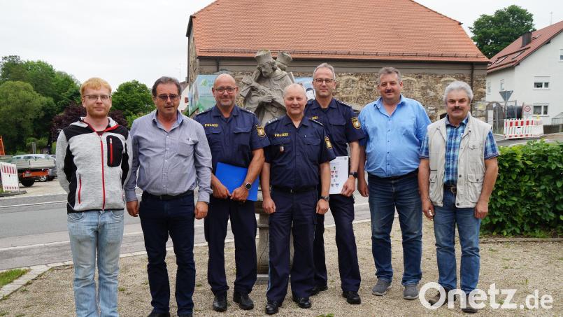 Die Vertreter der Polizeiinspektion Oberviechtach, Armin Ismail, Werner Linhart und Norbert Ehebauer (von links) stellten den Bürgermeistern und deren Stellvertretern Tobias Eckl, Manfred Dirscherl, Reinhard Kreuzer und Josef Fleißer (von links) den Sicherheitsbericht 2024 vor. Bild: wel