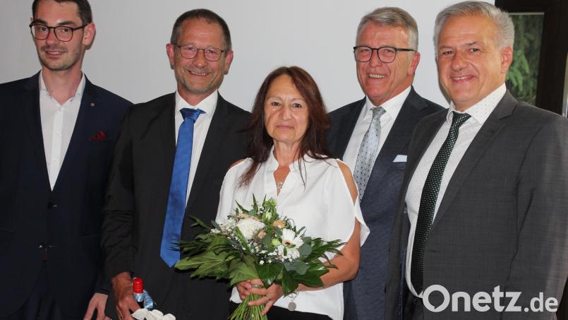 Harald Siegert (Zweiter von links) ist jetzt auch ganz offiziell Bürgermeisterkandidat der CSU Tirschenreuth. Dazu gratulierten bei der Nominierungsversammlung Ehefrau Sabine, CSU-Ortsvorsitzender Sebastian Rosnitschek (links), Bürgermeister Franz Stahl (Zweiter von rechts) und Landrat Roland Grillmeier. Bild: kro