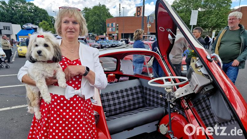 Blick in den geöffneten früheren Zweisitzer einer Isetta BMW 25, Baujahr 1962, mit 12 PS. Es ist ein Viertakter mit einem Zylinder, genannt „Knutschkugel“. Sie gehört Klaus Heider mit Ehefrau und Familienhund. Bild: R. Kreuzer