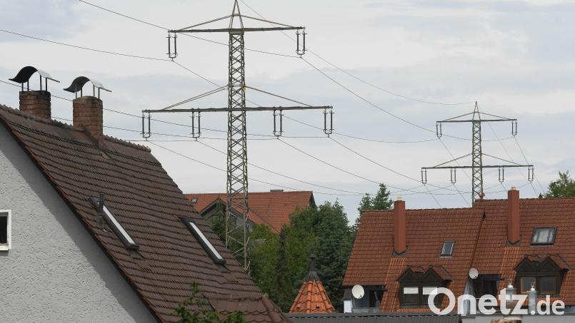 Seit den 1920er Jahren läuft eine Stromleitung durch Schirmitz. An einigen Stellen hängen die Leitungen nur knapp über den Dächern der Wohnhäuser. Bild: Gabi Schönberger