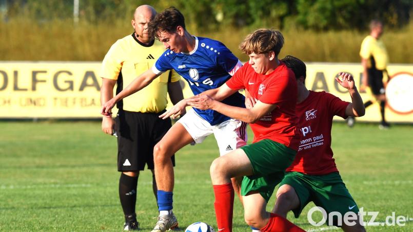 In der Landesliga Nord der A-Junioren gab es in der vergangenen Saison Duelle zwischen der SpVgg SV Weiden (blaues Trikot) und dem FC Weiden-Ost. Die Stadtderbys falle nächste Spielzeit weg, da der FC Ost seine Mannschaft in die BOL zurückzieht. Bild: G. Büttner