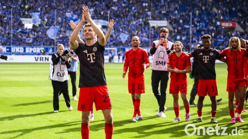 Thomas Müller verabschiedet sich nach dem letzten Spiel der Saison 2024/2025 von den Fans. Er wird den Verein verlassen. Hinter vielen weiteren Personalien, u.a. Sané (2.v.l.), Guerreiro (3.v.l.) und Coman (4.v.l.), stehen noch Fragezeichen. Bild: Tom Weller/dpa