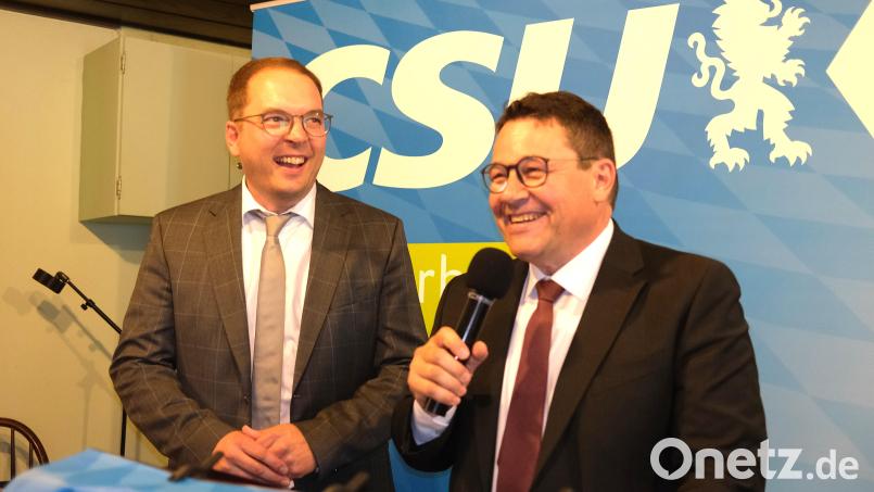 Da kam Freude auf, als das einstimmige Votum für den amtierenden Bürgermeister Thomas Falter (rechts) bekannt gegeben wurde. CSU-Ortsvorsitzender Christian Hutterer (links) gratulierte zu diesem Vertrauensbeweis. Bild: Hirsch
