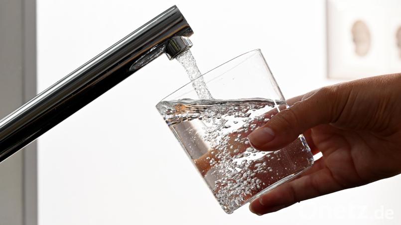 Trinkwasser in bester Qualität: Die Schlussabrechnung zur Sanierung der Oberviechtacher Hochbehälter liegt vor. Die Kalkulation der letzten Rate des Verbesserungsbeitrages fällt dabei für die Bürger niedriger aus als geplant. Symbolbild: Bernd Weißbrod/dpa