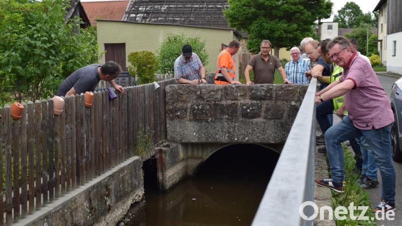 Auf der Brücke über den Schleifmühlbach wurden Absenkungen festgestellt. Der Bauhof wird der Ursache nachgehen. Bild: bnr