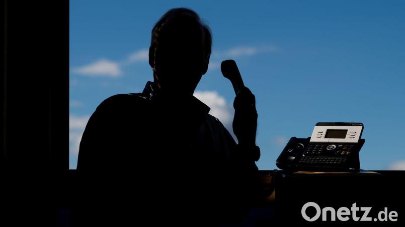 Nach einem Telefonbetrug ermittelt die Polizeiinspektion Sulzbach-Rosenberg. Symbolbild: Julian Stratenschulte/dpa