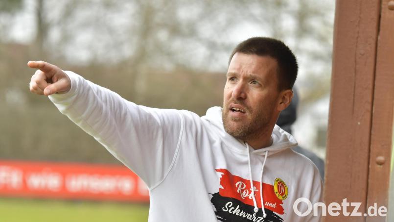Simon Eisinger wird am Pfingstsamstag letztmals als Trainer der Theuerner Fußballerinnen an der Seitenlinie stehen. Archivbild: Hubert Ziegler