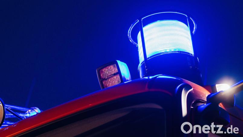 Rund 180 Kräfte von Feuerwehr, Rettungsdienst, Technischem Hilfswerk und Polizei waren im Einsatz, um den Brand in Pressig zu löschen. (Archivbild) Bild: Philipp von Ditfurth/dpa