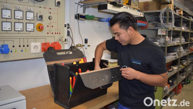 Moises Alberto Castro Deodanes aus El Salvador ist einer von zwei Auszubildenden bei Scherdel-Wiesauplast. Er zeigt seinen Koffer mit Werkzeugen und Arbeitsgeräten, die er für seine Ausbildung als Elektriker für Betriebstechnik braucht. Bild: lue
