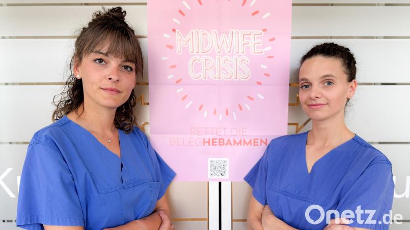 Die Schwandorfer Hebammensprecherinnen Lena Jehl-Hüttner (links) und Celine Michalke (rechts) weisen mit dem Slogan &quot;Midwife Crises&quot; (Deutsch: Hebammen-Krise) auf die Sorgen des Berufstands hin. Bild: Michael Vogl/exb