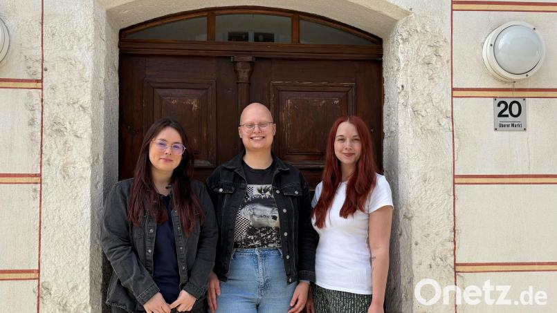 Die neuen Mitarbeiter (von links): Melanie Noth, Leonie Tafelmeier und Larissa Engelhardt vor dem Königsteiner Rathaus, ihrem neuen Arbeitsplatz Bild: hdk