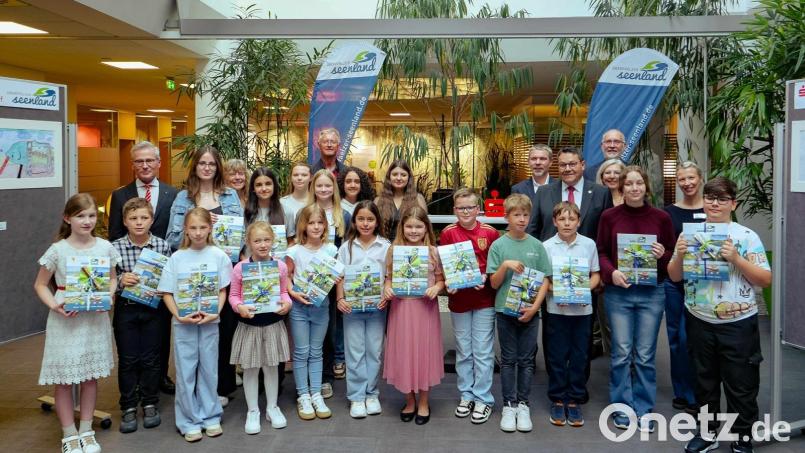 Die Gewinner des 25. Schulmalwettbewerbs im Oberpfälzer Seenland bei der Preisverleihung am Dienstag in der Hauptgeschäftsstelle der Sparkasse in Schwandorf. Bild: Peter Mayer