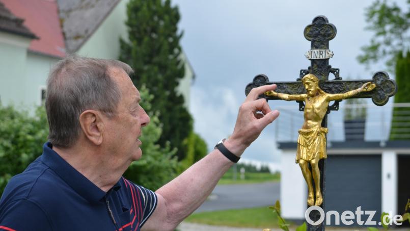 Rudi Ehstand erforscht Marterln in der Region. Für ein Buch über Bärnau hat er über 200 Kleindenkmäler erforscht und dokumentiert. In Arbeit ist bereits ein weiteres Marterlbuch für Falkenberg. Bild: Benkhardt