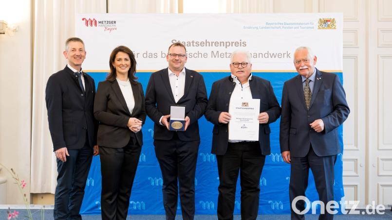 Einen Staatsehrenpreis erhielt die Metzgerei &amp; Partyservice Hirsch GmbH. Im Bild (von links) Albert Geitner, Bürgermeister von Ursensollen, Staatsministerin Michaela Kaniber, Daniel Hirsch und Josef Hirsch sowie Landesinnungsmeister Konrad Ammon. Bild: Tobias Hase/StMELF