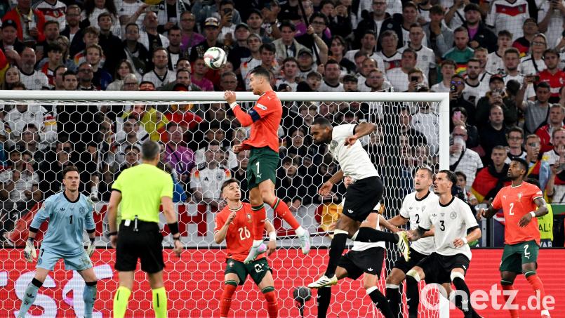 Immer noch der Herr der Lüfte: Portugals Cristiano Ronaldo (Mitte) steigt gegen Deutschland zum Kopfball hoch. Bild: Sven Hoppe/dpa