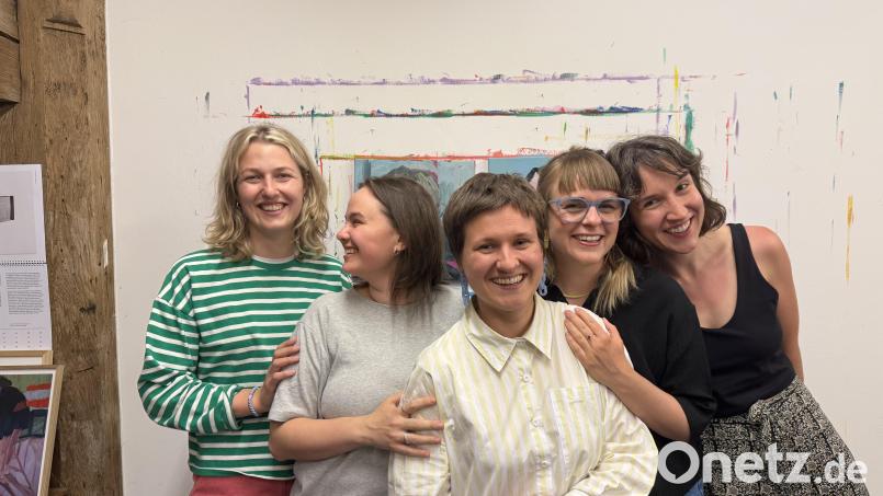 Die fünf Künstlerinnen Annabel Ziegler, Paula Birnbaum, Louisa Reinheimer, Eva Glück und Anna Beck präsentieren ihre Ausstellung in zwei Gebäuden der Burg Dagestein. Bild: Louisa Reinheimer