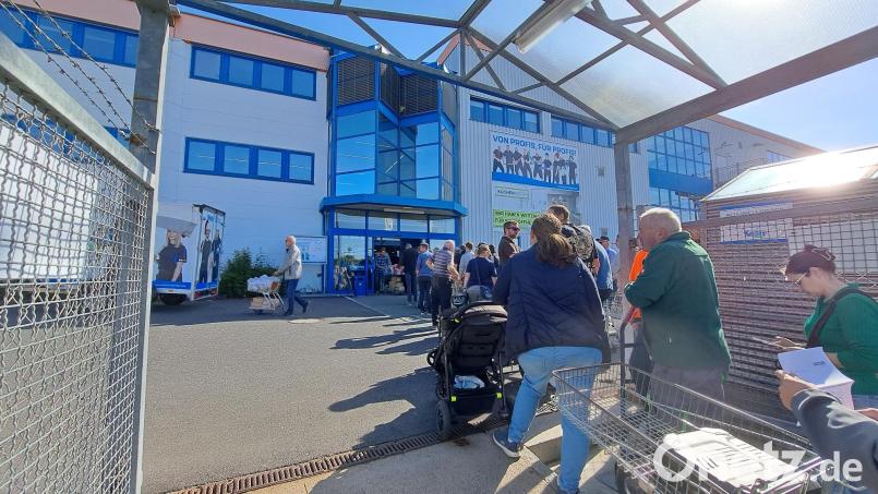 Die ersten Abholer von ersteigerten Waren und Inventar von &quot;Eisen Knorr&quot; in Weiden stehen am Dienstagmorgen vor dem Firmengebäude Schlange. Bild: Jessica Fechner