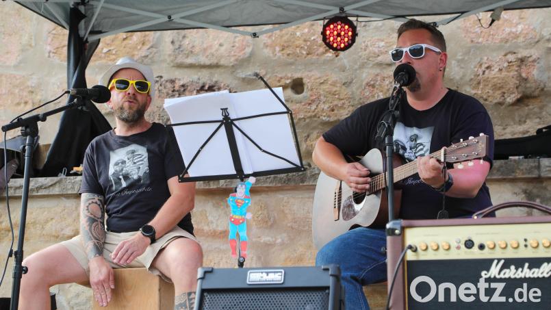 Johannes Ambros (links) und Mario Eckl (&quot;Duo Impossibile) aus Poppenricht haben unter dem Titel &quot;Gegen Mobbing &amp; Gewalt für Michael Smith&quot; ein Benefizkonzert veranstaltet. Bild: Wolfgang Steinbacher