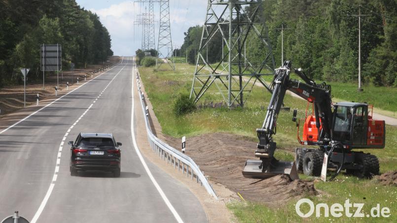 Seit Freitag ist die Industriestraße Wackersdorf wieder durchgehend befahrbar. In die Sanierung der vier Kilometer langen Trasse hat die Gemeinde 3,5 Millionen Euro investiert. Die Fahrbahn ist jetzt 7,50 Meter breit. Bild: Hirsch