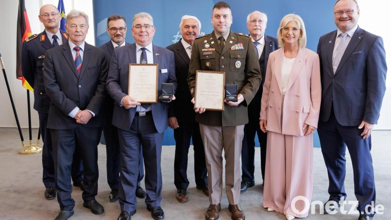 Von links Brigadegeneral Thomas Hambach, ARST-Präsident MdL a.D. Joachim Hanisch, Bezirksgeschäftsführer Dr. Dario Vidojković, Reservistenvorsitzender Norbert Bücherl, Bezirksvorsitzender Richard Glombitza, Lieutenant Colonel Nicholas R. Gauvin, Landesvorsitzender Wilhelm Wenning, Staatsministerin Ulrike Scharf, Bürgermeister Uwe König, Markt Freihung. Bild: Nikolaus Schaeffler, Sozialministerium