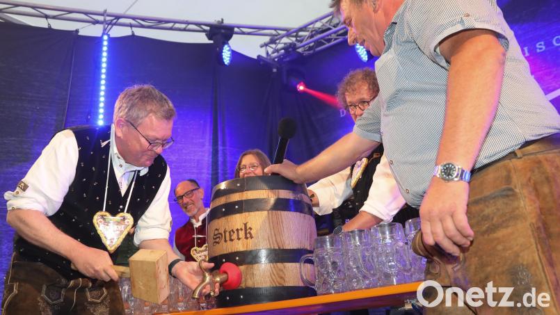 Die Amberger Pfingstdult 2025 ist eröffnet: Oberbürgermeister Michael Cerny (links) benötigte im Beisein von Festwirt Reinhard Gschrey nur zwei Schläge, um das erste Fass Raigeringer Sterk-Bier anzuzapfen. Bild: Wolfgang Steinbacher