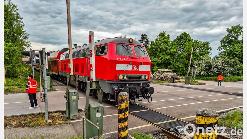 Während der Reparaturarbeiten sicherte Bahnpersonal den Übergang in Klardorf. Archivbild: Hösamer
