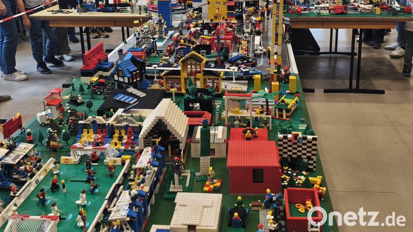 Eine Stadt aus Lego-Steinen, die von Kindern aus der katholischen Herz Jesu Pfarrei Sulzbach, der evangelischen Pfarreingemeinde St. Johannis Sulzbach und St. Michael Poppenricht bei den ersten Ökumenischen Klemmbaustein Tagen im Kettelerhaus in Sulzbach gebaut wurden. Bild: Lukas Büchold