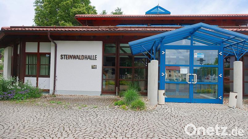 Die von vielen Vereinen und Bürgern gern benutzte Friedenfelser Steinwaldhalle mit all ihren Räumlichkeiten erhält ab Juli eine neue Gebührenordnung. Bild: bsc