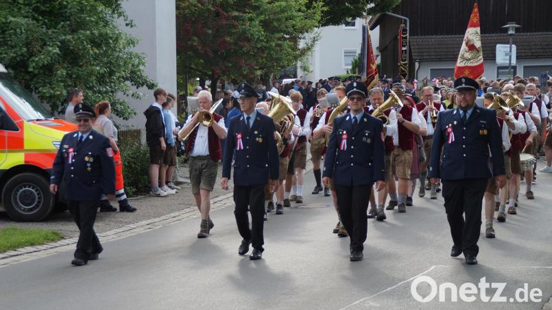 Ein langer Festzug bewegte sich am Freitag sich zum Festplatz in Gaisthal. Angeführt wurde er von den Spitzen der Jubelwehr, Alois Sorgenfrei, Audi Lurbiecki, Andreas Sorgenfrei und Johannes Gillitzer. Bild: wel