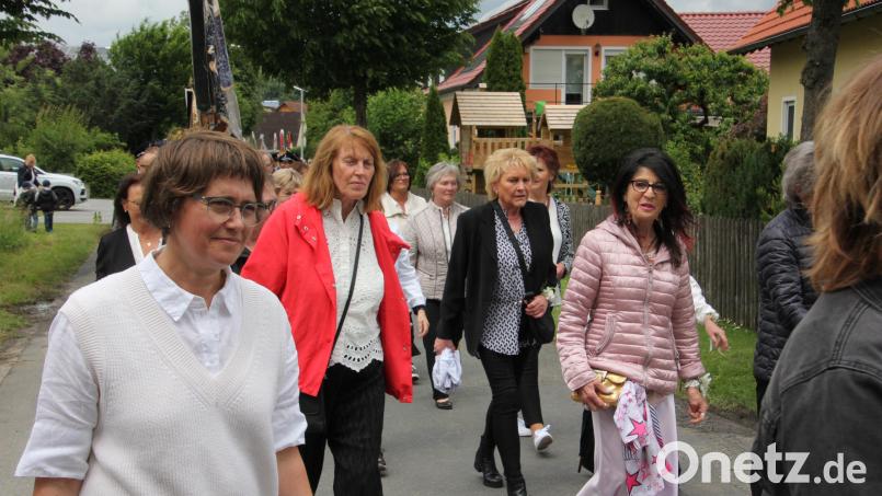 Die ehemaligen Festdamen der Jubelwehr führten den Festzug an. Nachwuchs fehlt derzeit. Bild: kro