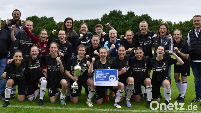 Die Fußballerinnen des 1. FC Schwarzenfeld gewannen den Bezirkspokal durch einen Sieg im Elfmeterschießen im Finale gegen den SC Luhe-Wildenau. Bild: ham