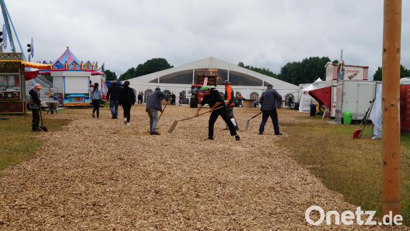 Das Festgelände wurde großflächig mit Hackschnitzeln bedeckt, sodass die Besucher trockenen Fußes zum Zelt und den anderen Anlaufpunkten gelangen konnten. Bild: wel
