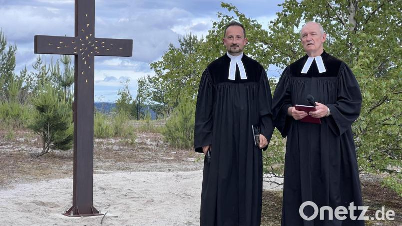 Die beiden Pfarrer Stefan Fischer (links) und Heinrich Arweck feierten eine Andacht, nachdem das Kreuz aufgestellt wurde. Bild: hdk