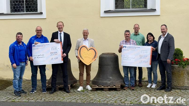Mit Freude nahmen die Thumsenreuther Schützen (links) und die evangelische Kirchengemeinschaft Thumsenreuth (rechts) den Spendenscheck entgegen. Bild: nza