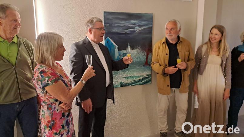 Manfred Strigl, Direktor des Hauses Johannisthal, und der Künstler Ernst Umann sprechen vor dem Bild „Der Oberpfälzer Winter auf der Roten Liste“ mit den Besuchern. Bild: Christina Mathes