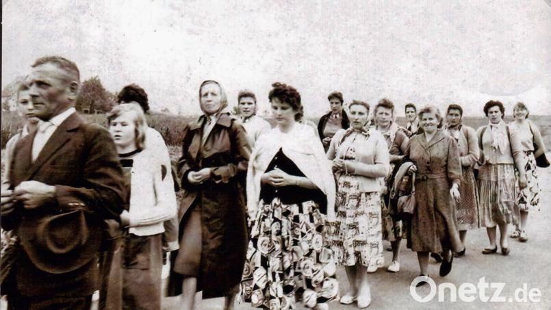 Das alte Bild von 1959 zeigt die Vilsecker Wallfahrer mit ihrem früheren Pilgerführer Peter Friedl (links). Das Schuhwerk und die Kleidung von damals wären für die heutige Zeit undenkbar. Archivbild: rha