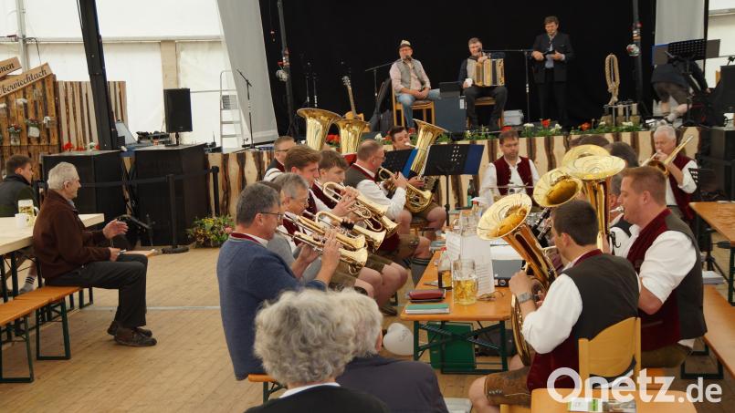 Die Grenzlandblaskapelle aus Dietersdorf machte den Anfang beim Musikantenstammtisch. Nicht fehlen durfte der &quot;Löffel-Girgl&quot; mit seinem &quot;Schlaginstrument aus der Küche&quot; (links). Auf der Bühne ist Moderator Alois Wilhelm. Bild: wel