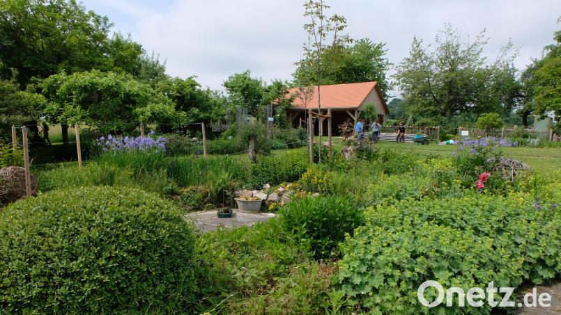 Im &quot;Garten der Sinne&quot; waren Festabend und Puppenspiel aus Anlass des 120-jährigen Bestehens des OGV Floß am Pfingstsonntag fest eingeplant. Jetzt wurde die Veranstaltung wegen schlechter Wetterprognosen abgesagt. Bild: Fred Lehner