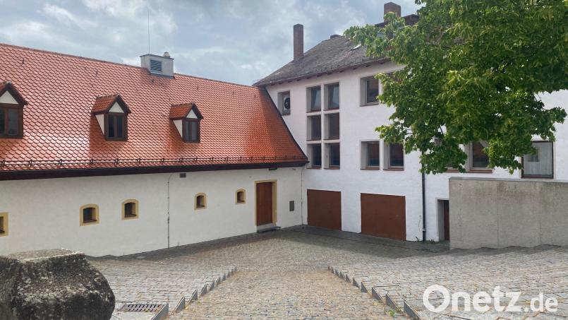 Bisher sind die Künstler hier Wind und Wetter ausgesetzt. Nun soll es eine Überdachung für die Spitalhof-Bühne in Nabburg geben. Bild: jua