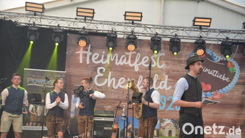 Der Musiker und Moderator Florian Gröninger führte durch die Veranstaltung, die von der Band &quot;Power Hoch 5&quot; musikalisch umrahmt wurde. Bild: fdl
