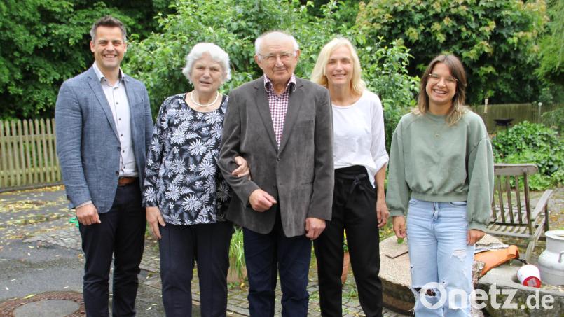 Anna und Robert Albang konnten miteinander ihren 80. Geburtstag feiern. Mit ihnen freuten sich Bürgermeister Rudolf Teplitzky (links) sowie Enkelin Vanessa und Tochter Monika (von rechts). Bild: Josef Böhm