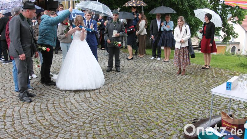 Maria Schönberger trifft auch bei Regen ins Schwarze. Bräutigam Stefan sieht ihr dabei aufmerksam zu Bild: pi