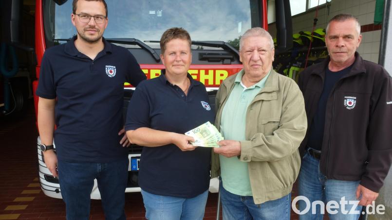 Gerhard Krapf übergibt 1000 Euro an Stefanie Thiede. Darüber freuten sich auch Kommdant Alexander Kummer und Stellvertreter Matthias Koppmann (von rechts). Bild: bk