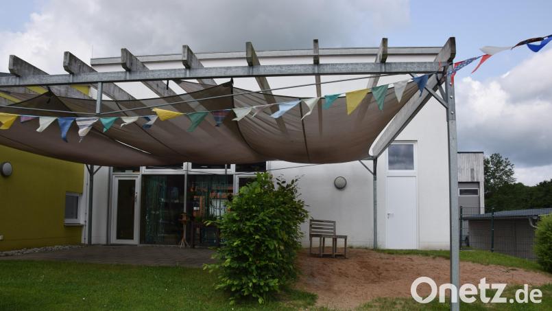 Hinter der weißen Tür (rechts) befindet sich der Lagerraum der Kindertagesstätte, der in einen Nebenraum mit Sanitärraum für die Dehngruppe (Fensterfront links) umgebaut werden soll. Der neue Lagerraum wird laut der Planungen des Architekturbüros Weidner rechts an das bestehende Gebäude angebaut werden. Bild: fla